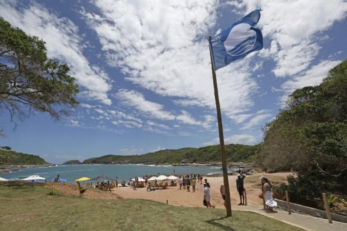 Bandeira Azul hasteada na Praia do Forno, em Búzios, no RJ —  Divulgação/Prefeitura