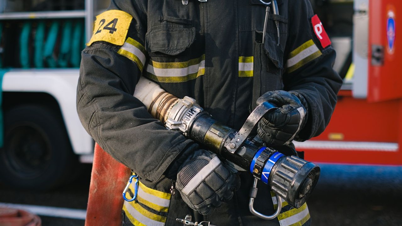 Se as chamas continuarem ou ultrapassarem o forno, a orientação é sair da cozinha, fechar a porta e chamar os Bombeiros pelo número 193. Extintores ABC ou CO? devem ser usados apenas em incêndios pequenos e quando houver uma rota de saída livre. Após um incêndio, o equipamento deve passar pela avaliação de um técnico autorizado antes de voltar a funcionar. 
