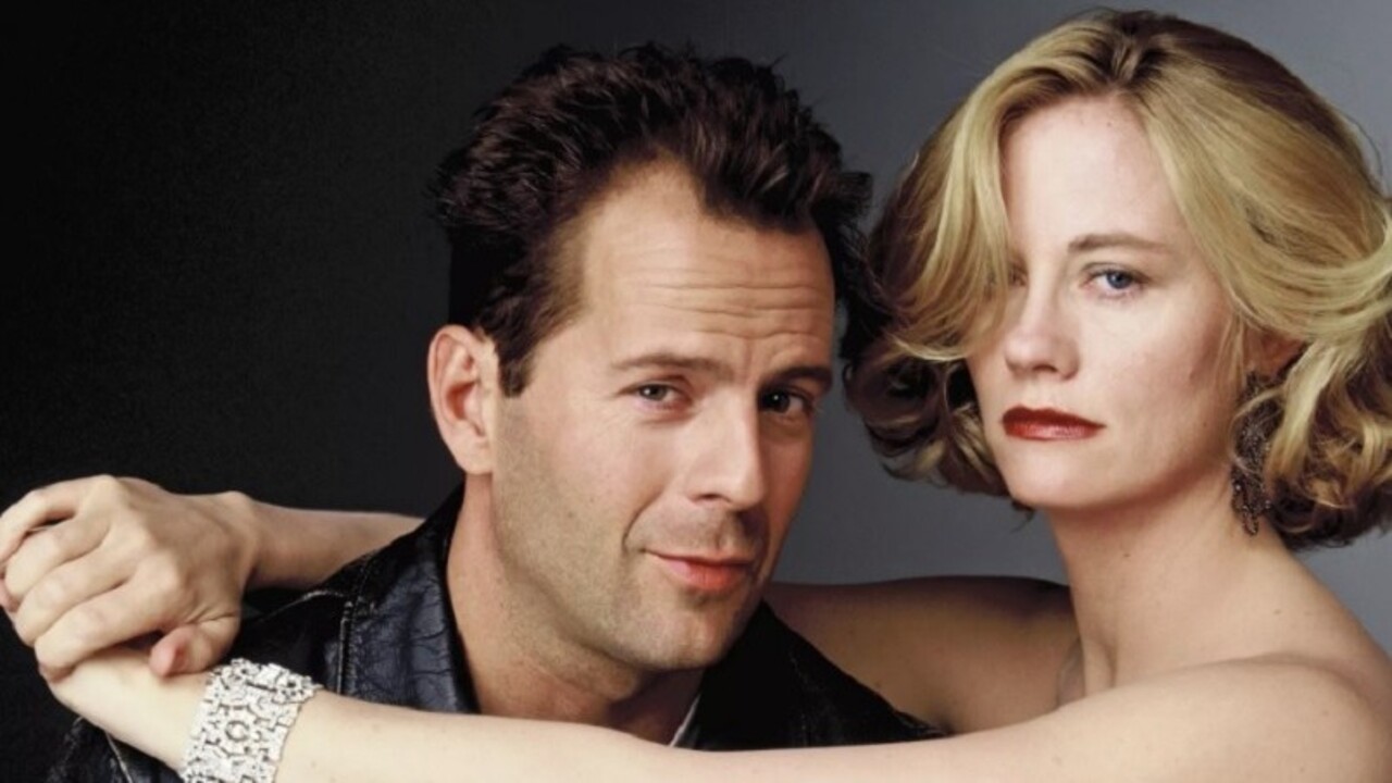 Nascido em 19 de março de 1955, em Idar-Oberstein, na então Alemanha Ocidental, onde seu pai, David Willis, servia ao Exército dos Estados Unidos, Bruce Willis iniciou a carreira de ator em peças de teatro fora da Broadway. Ele começou a ganhar destaque ao protagonizar a série 
