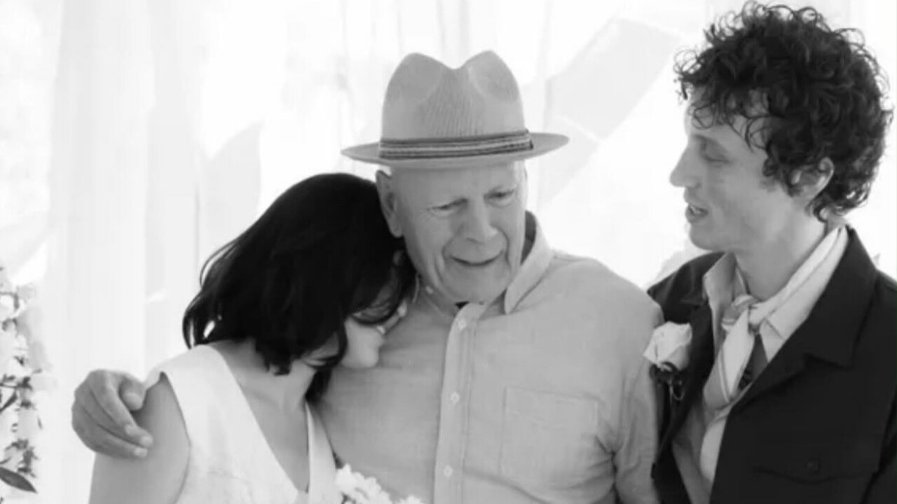 O casamento de Tallulah com o músico Justin Acee aconteceu em 8 de agosto de 2026, na casa da família, em Idaho. Aquela foi a última vez em que o ator apareceu em registros divulgados antes da nova publicação. Nos últimos anos, os familiares do ator têm compartilhado apenas alguns momentos de sua rotina nas redes sociais.
