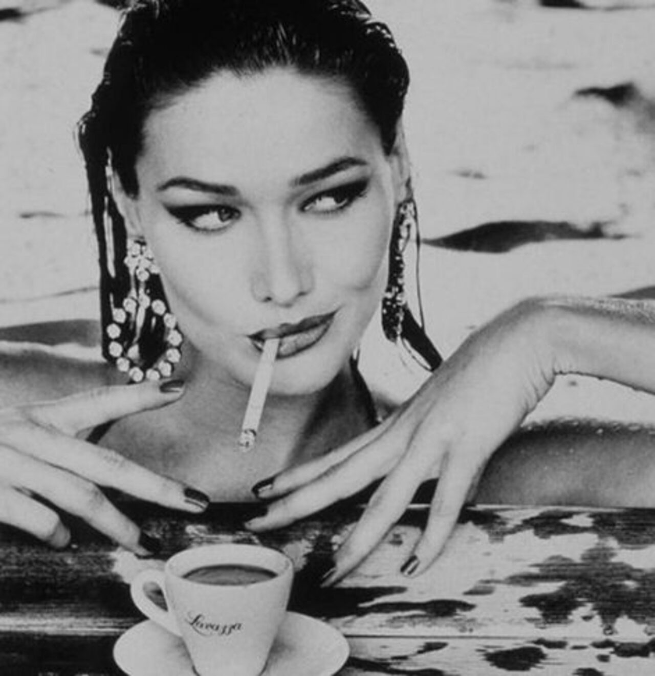 Nascida em 23 de dezembro de 1967 em Turim, na Itália, Carla Gilberta Bruni Tedeschi cresceu em uma família ligada às artes. Ainda criança, ela se mudou com os pais para a França, onde passou boa parte da juventude. A convivência com a música e a literatura contribuiu para desenvolver seu interesse pela composição.
