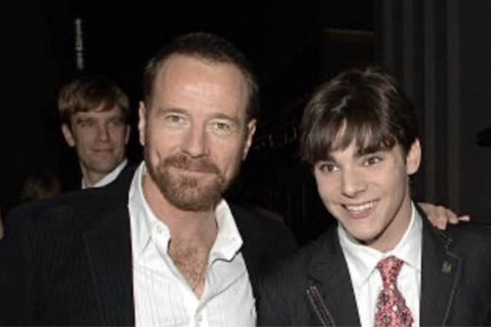 Bryan Cranston posa ao lado do ator RJ Mitte - Reprodução/Redes Sociais