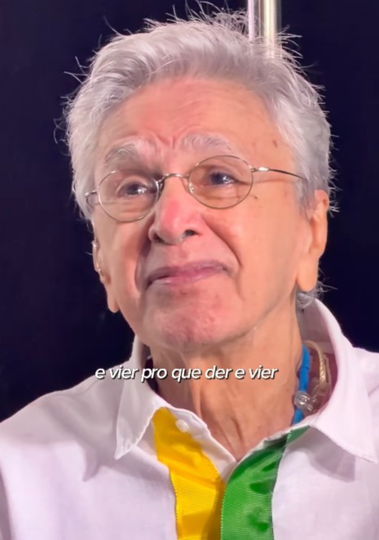 A interpretação de “Dia Branco” por Geraldo Azevedo foi um dos momentos marcantes do Ato Musical pela Democracia, realizado em 18 de outubro, na praia de Copacabana, no Rio de Janeiro. Enquanto o pernambucano cantava a composição, Caetano Veloso, presente no evento, não conteve a emoção. O episódio foi registrado em vídeo e ganhou repercussão depois que o próprio Caetano divulgou as imagens nas redes sociais, chamando a atenção para a relação de amizade entre os dois artistas.
 -  (crédito: Reprodução/Instagram @caetanoveloso) -A interpretação de “Dia Branco” por Geraldo Azevedo foi um dos momentos marcantes do Ato Musical pela Democracia, realizado em 18 de outubro, na praia de Copacabana, no Rio de Janeiro. Enquanto o pernambucano cantava a composição, Caetano Veloso, presente no evento, não conteve a emoção. O episódio foi registrado em vídeo e ganhou repercussão depois que o próprio Caetano divulgou as imagens nas redes sociais, chamando a atenção para a relação de amizade entre os dois artistas.
 -  (crédito: Reprodução/Instagram @caetanoveloso)