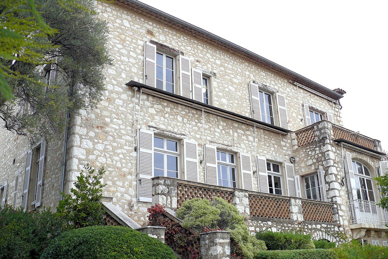 Para identificar os envolvidos e encontrar as obras, os investigadores recorreram a vestígios de DNA, registros de localização de telefones celulares e gravações de câmeras de segurança. Segundo o prefeito de Cagnes-sur-Mer, Bryan Masson, os bandidos usaram até uma serra elétrica para cortar metais durante a ação.