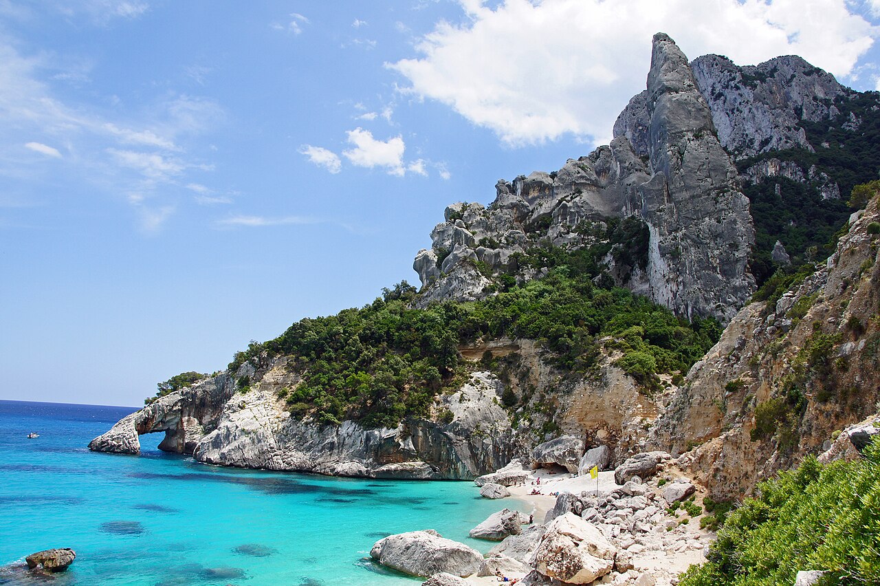 Cercada por paredões de calcário, Cala Goloritzé chama atenção pelas águas azul-turquesa e pelas pedras brancas da pequena praia. Localizada no Golfo de Orosei, é protegida como monumento natural e pode ser alcançada por trilha ou observada pelo mar.
