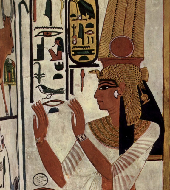 O Templo Menor, dedicado à rainha Nefertari e à deusa Hathor, é um raro exemplo de homenagem feminina em escala monumental na arquitetura egípcia. Seis estátuas adornam a fachada, com Nefertari representada em igualdade de tamanho ao faraó, algo incomum na arte da época e que reforça sua relevância. O interior revela desenhos em tela e relevos que exaltam toda a importância da rainha, destacando, assim, sua posição privilegiada na corte e sua influência espiritual.