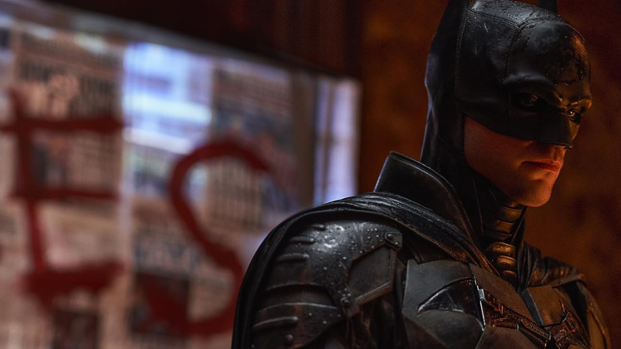 Em “Batman”, Bruce Wayne está em seu segundo ano atuando como vigilante na cidade de Gotham e, diferente de outras versões focadas na origem, a trama é um suspense policial. Batman precisa desvendar uma série de assassinatos cometidos pelo Charada, um serial killer que tem como alvo a elite e os políticos corruptos de Gotham
