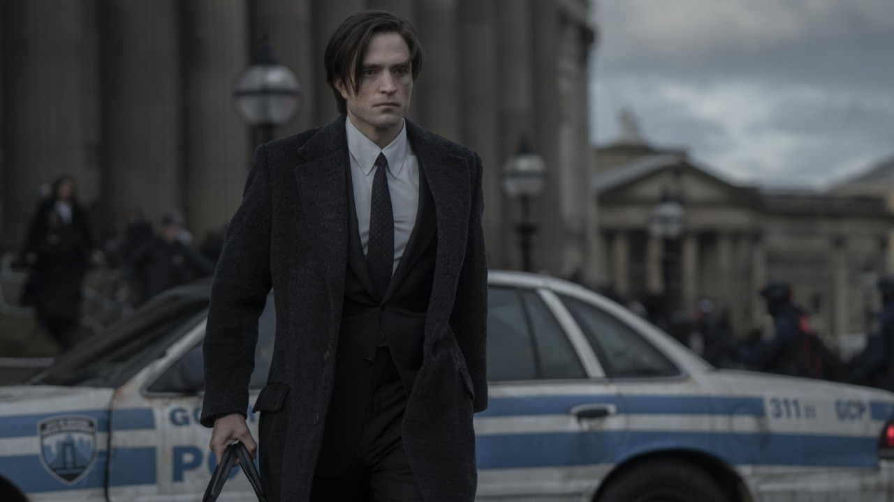 Matt Reeves usou sua conta no X, antigo Twitter, para esclarecer a situação e afirmou que não está deixando o projeto. O cineasta também agradeceu a Soderbergh por ajudá-lo a concluir a fotografia principal do longa durante esse período desafiador. Ao fim da mensagem, Reeves agradeceu a todos pelas manifestações de preocupação e pelos votos de melhoras.

