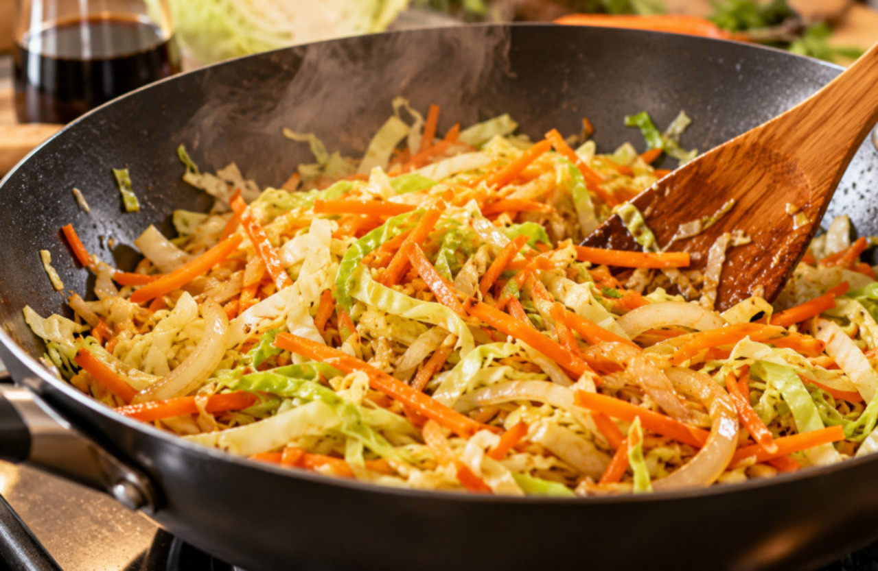 Refogue a cebola em um fio de óleo e acrescente o repolho e a cenoura. Mexa por alguns minutos, até os vegetais ficarem levemente macios, mas ainda firmes. Tempere com shoyu, deixe o excesso de líquido evaporar e espere o recheio esfriar antes de montar.