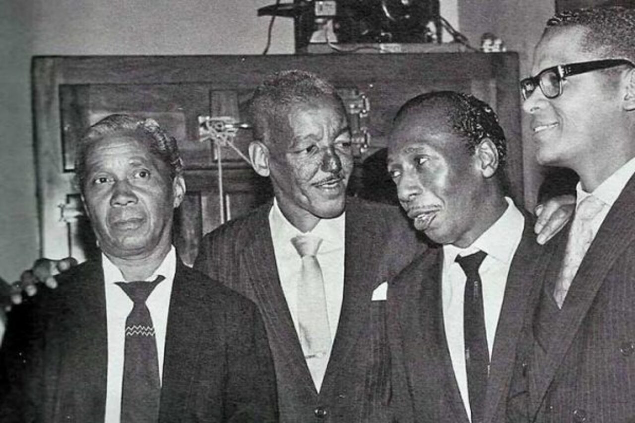 Nesse contexto, conheceu nomes importantes do local, como Cartola e Carlos Cachaça, iniciando amizades e parcerias que teriam papel decisivo em sua formação artística e em sua trajetória no gênero. Porém, como compositor, Nelson Cavaquinho desenvolveu inicialmente um trabalho solitário, escrevendo suas próprias letras. Essa dinâmica mudou na década de 1950, quando conheceu Guilherme de Brito, com quem estabeleceu uma parceria marcante no cancioneiro nacional.
