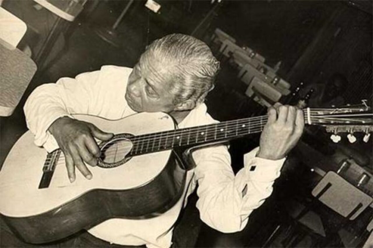 Nelson Cavaquinho desenvolveu um estilo muito próprio ao tocar violão. Ao trocar o cavaquinho pelo instrumento de seis cordas, manteve a técnica peculiar de utilizar apenas dois dedos da mão direita, o polegar e o indicador. Essa forma de executar o instrumento contribuiu para a sonoridade característica de suas composições e reforçou sua identidade musical, facilmente reconhecível nas rodas de samba.
