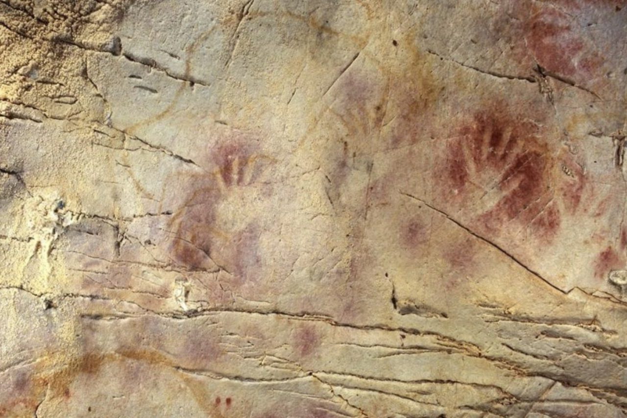 A arte rupestre encontrada em cavernas pré-históricas continua intrigando pesquisadores, que buscam compreender as intenções dos artistas e sua relação com o ambiente. No norte da Espanha, por exemplo, El Castillo preserva milhares de pinturas, gravuras e marcas de mãos produzidas há aproximadamente 13 mil a 41 mil anos. -  (crédito: Governo da Canta?bria/Pedro Saura Ramos)