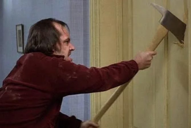 Machado utilizado por Jack Nicholson no filme ‘O Iluminado’ irá a leilão por valor milionário; veja quanto!