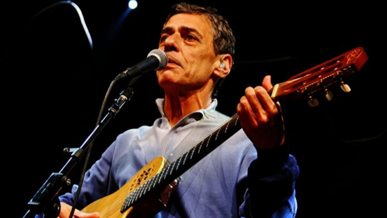 Em 1971, Chico lançou o álbum “Construção” e, ao longo da década de 1970, foi um dos alvos da censura da Ditadura Militar, que vetou diversas canções submetidas à avaliação dos órgãos responsáveis. A música “Cálice”, por exemplo, composta em 1973 em parceria com Gilberto Gil, só chegou ao público oficialmente em 1978, após enfrentar restrições impostas pela ditadura.
