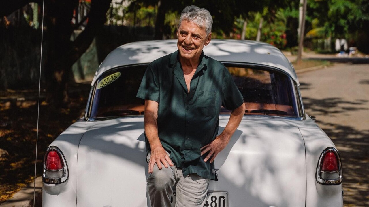 Francisco Buarque de Hollanda nasceu em 19 de junho de 1944, no Rio de Janeiro, filho do historiador Sérgio Buarque de Holanda e de Maria Amélia Cesário Alvim. Antes de se dedicar à música, chegou a cursar arquitetura. Em 1966, ganhou ficou famoso com a marcha “A Banda”, apresentada no II Festival de Música Popular Brasileira e defendida pela cantora Nara Leão.

