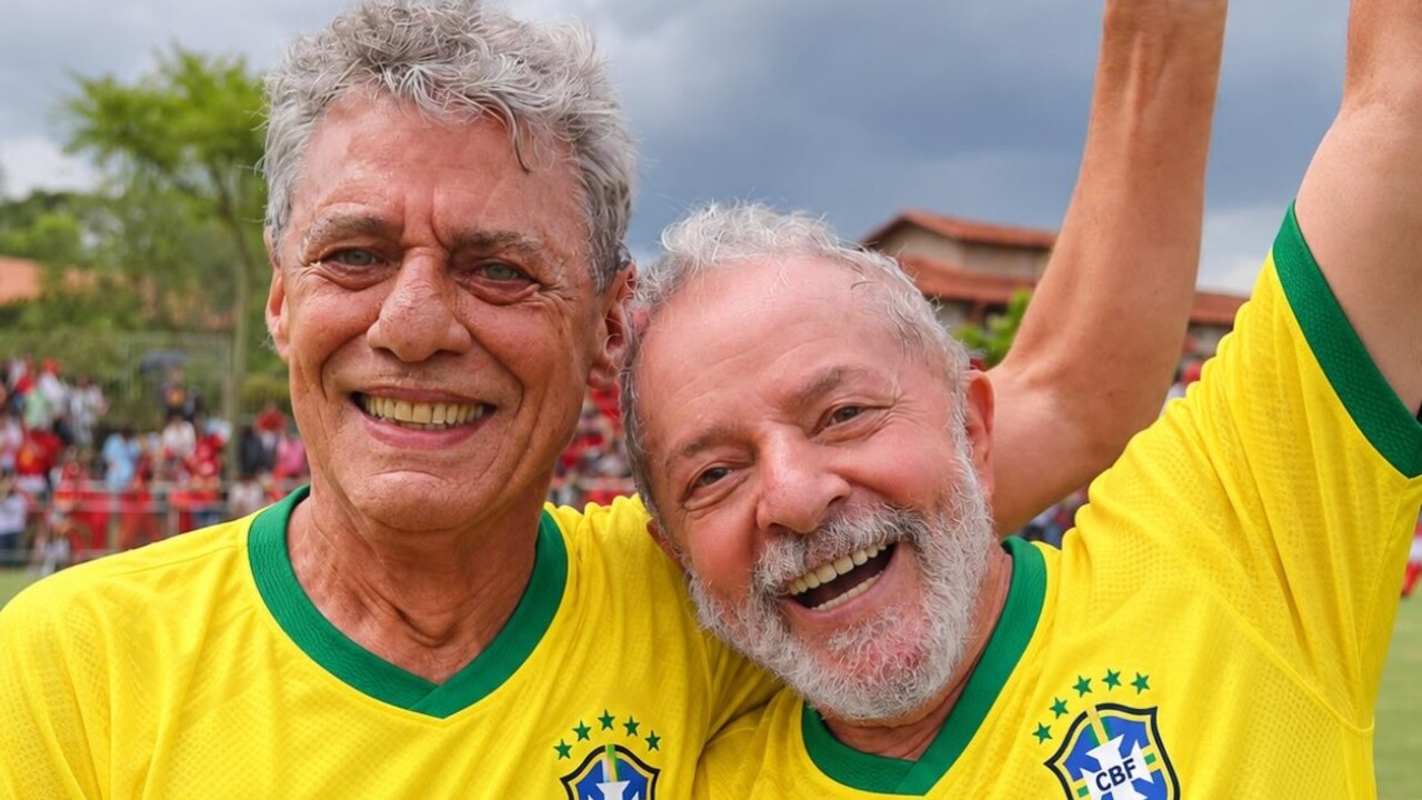 Durante o pronunciamento após a divulgação do resultado eleitoral, Lula citou Chico como ‘meu cantor preferido’ e disse que o artista gostava do governo dele porque “o nosso governo não falava grosso com a Bolívia e não falava fino com os Estados Unidos”.
