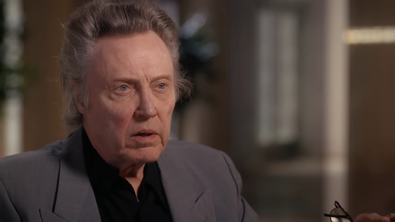 Christopher Walken afirmou que sua vida pessoal é bem diferente dos papéis que marcaram sua carreira. Vencedor do Oscar, o ator é conhecido por interpretar vilões, mas, longe das câmeras, leva uma vida tranquila e estável. Em uma entrevista, ele comentou o contraste entre sua imagem nas telas e sua personalidade fora dela: “Os fatos da minha vida são que sou casado há mais de 50 anos, pago minhas contas e moro em uma casa. Sou uma pessoa muito normal”.
 -  (crédito:  Reprodução Youtube)