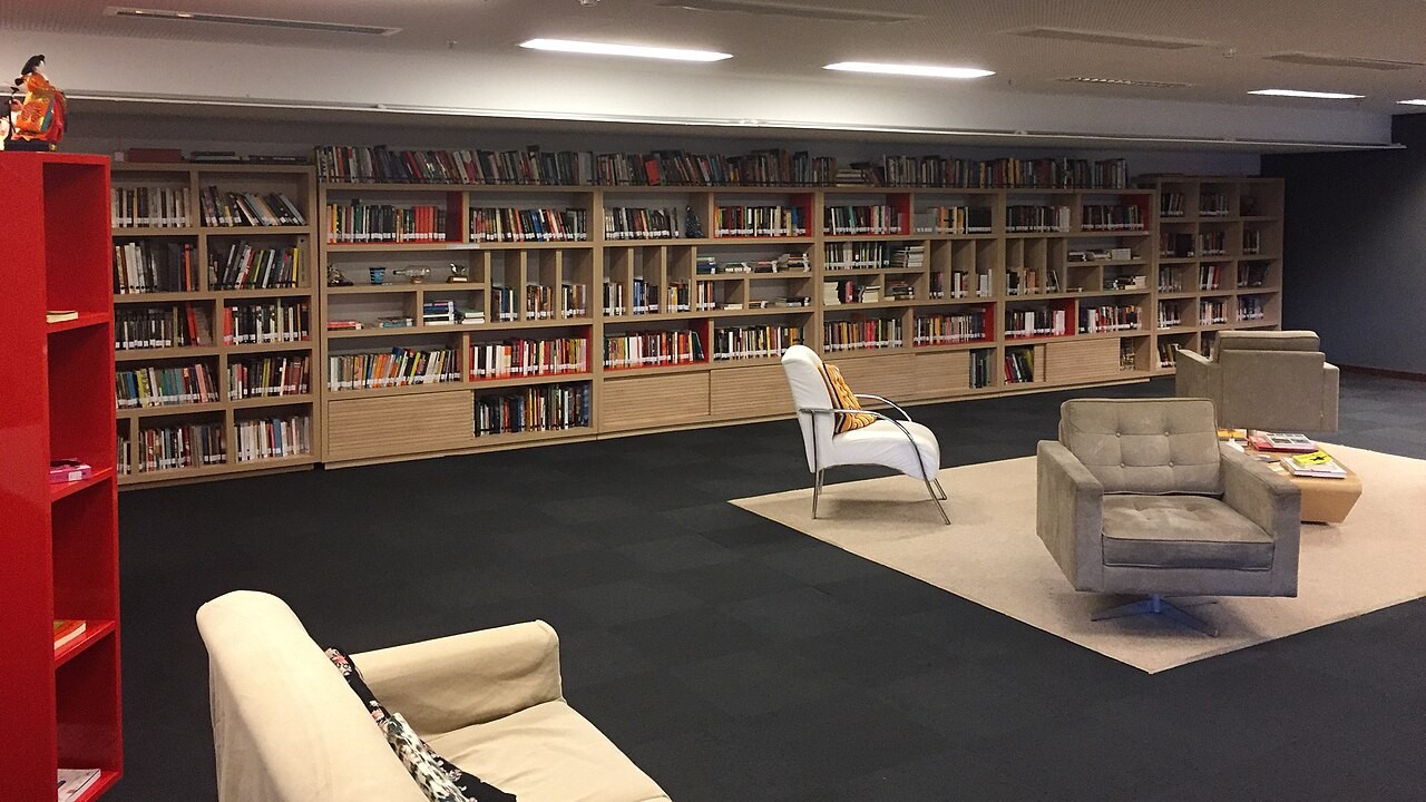 Os outros dois espaços são o Teatro de Câmara, com 439 lugares, e a Sala Eletroacústica, com capacidade para 100 espectadores. O isolamento acústico permite a realização de diferentes eventos ao mesmo tempo. Além dos teatros, a Cidade das Artes abriga a Biblioteca Municipal Ziraldo, inaugurada em 3 de julho de 2024, que oferece atividades gratuitas de leitura, e uma maquete do Rio de Janeiro composta por 947 mil peças de Lego, em exposição permanente.
