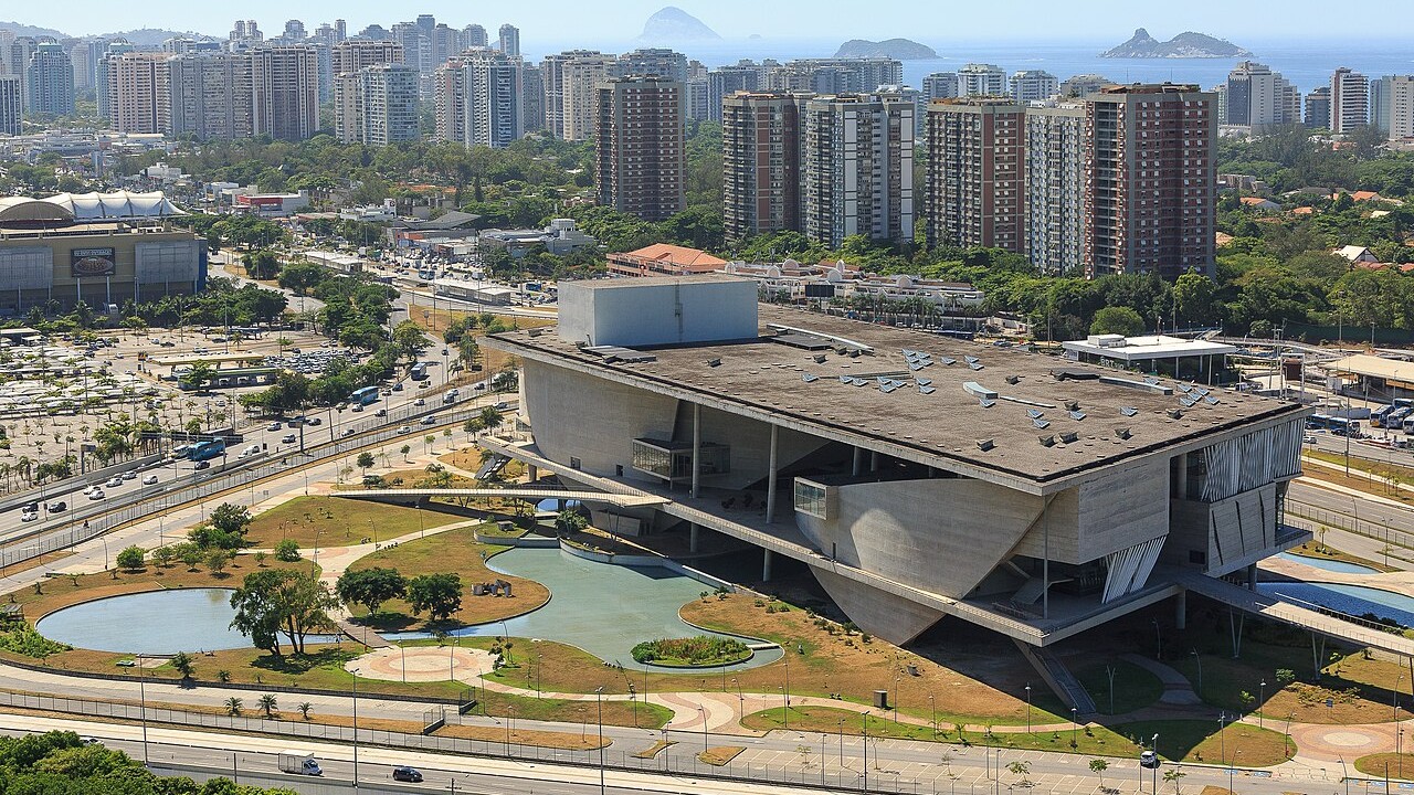 A história da Cidade das Artes começou em 2002, quando o arquiteto francês Christian de Portzamparc foi contratado pelo então prefeito César Maia para projetar um grande complexo cultural no Rio de Janeiro. As obras tiveram início em 2003, sob o nome de Cidade da Música, e a inauguração estava prevista para o ano seguinte. O cronograma, porém, sofreu atrasos, a construção ficou paralisada por quase um ano e, em 2008, o edifício foi inaugurado sem estar concluído.
