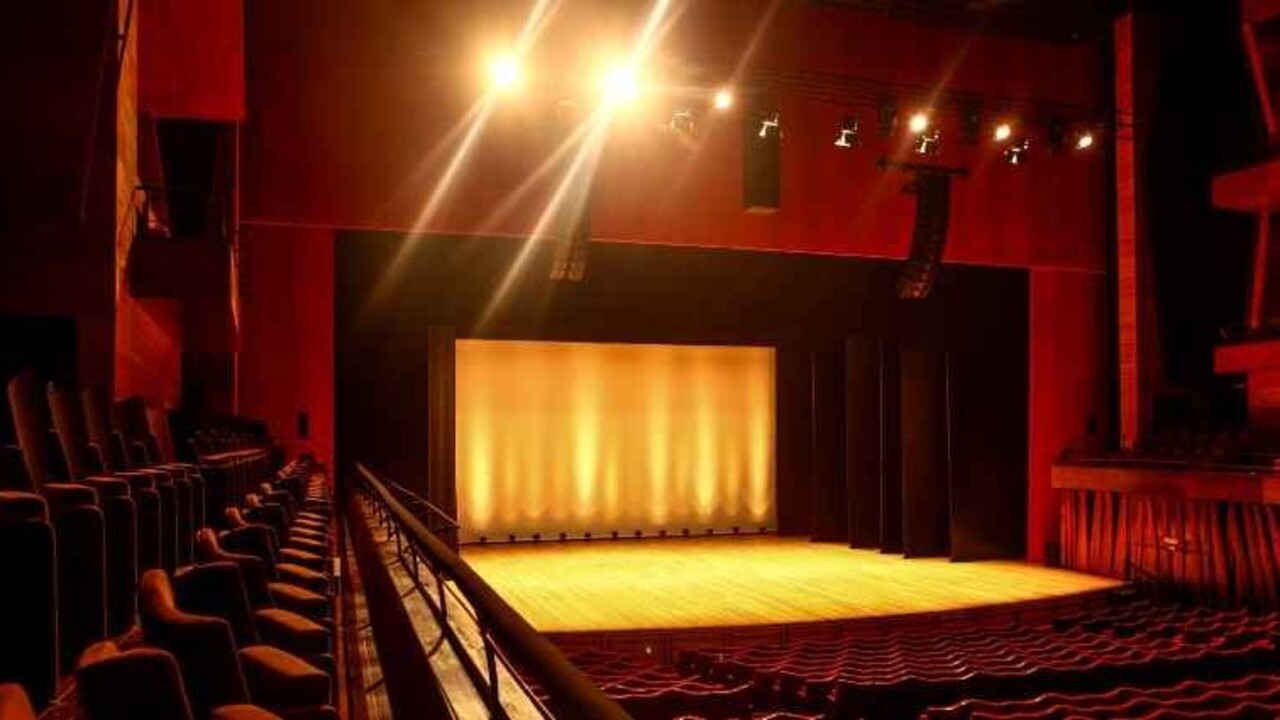Suspenso a cerca de dez metros do solo, o edifício fica sobre um parque público com jardim aquático projetado pelo paisagista Fernando Chacel. O complexo abriga três teatros. O principal deles é a Grande Sala, com capacidade para 1.780 pessoas e palco adaptável a concertos, óperas, peças teatrais e shows.
