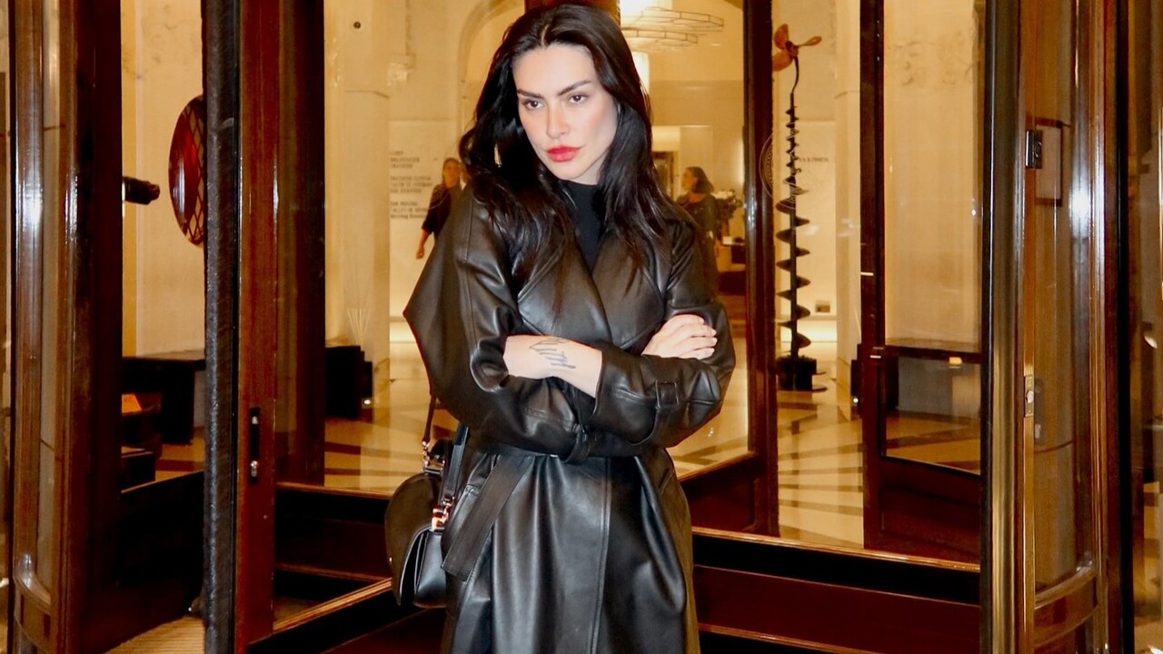 Nascida em 2 de outubro de 1982, no Rio de Janeiro, Cleo é filha de Glória Pires e do cantor Fábio Jr., além de irmã por parte de pai do cantor e ator Fiuk. No início da carreira, ela assinava como Cléo Pires, mas passou a usar apenas o nome artístico Cleo em 2017. Em 2025, porém, decidiu voltar a adotar o sobrenome profissionalmente.
