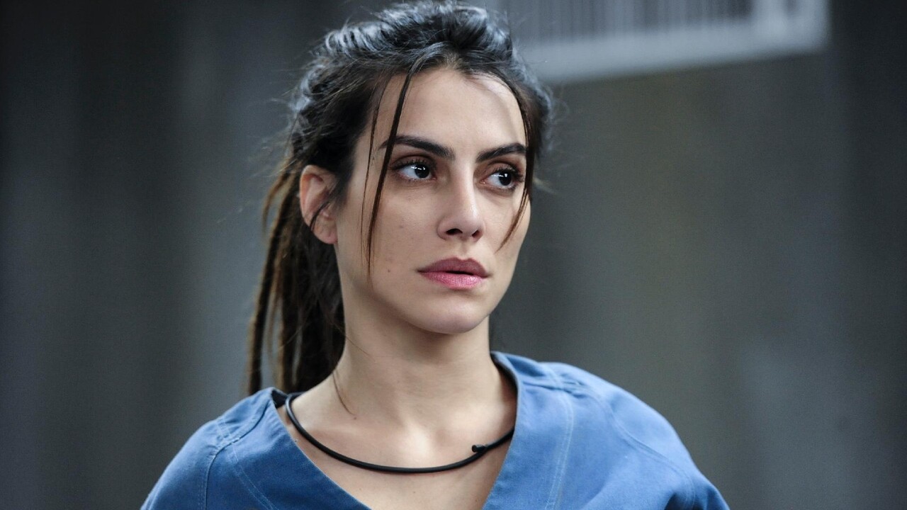 Cleo também interpretou a versão jovem de Ana Terra em “O Tempo e o Vento”, personagem que Glória Pires havia vivido na minissérie de 1985. No cinema, a atriz participou de diversos filmes nacionais, entre eles “Meu Nome Não É Johnny”, “Rio, Eu Te Amo”, “Uma Babá Gloriosa”, “Qualquer Gato-Vira-Lata” e “Me Tira da Mira”.
