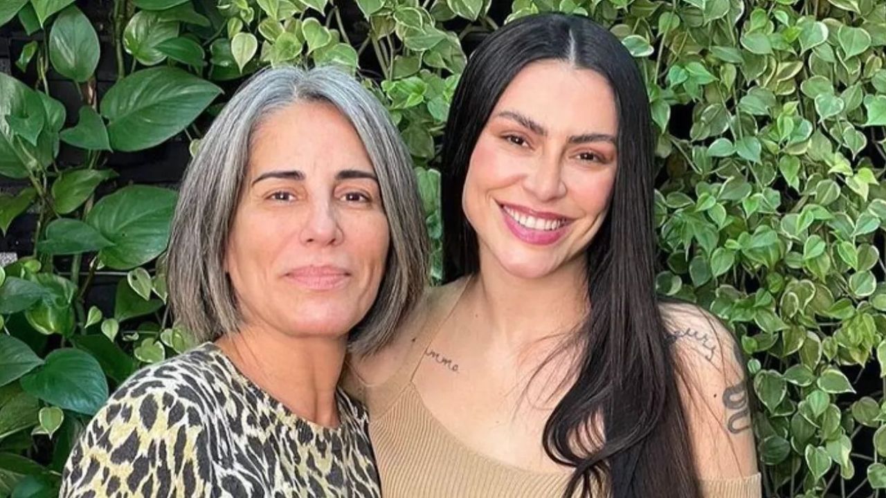 A diretora do filme, Anita Barbosa, que também participou da entrevista, ressaltou que o terceiro filme não é um remake. Segundo ela, Bia tem características diferentes das de Helena, personagem de Glória Pires, e se aproxima mais do personagem de Tony Ramos. Para a cineasta, apenas quem não assistiu ao longa pode considerar as duas personagens semelhantes.
