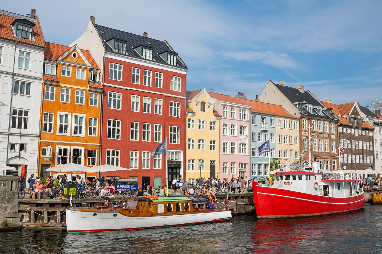No verão, as mesas ao ar livre ficam movimentadas, enquanto moradores e turistas aproveitam os dias ensolarados. No inverno, especialmente durante o Natal, luzes, barracas e bebidas quentes transformam Nyhavn em um cenário acolhedor e festivo.