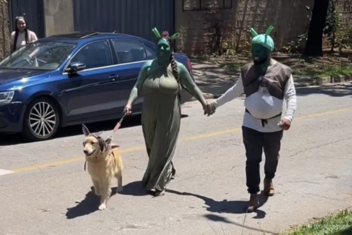 Com cachorro de Burro, pais buscam filha na escola fantasiados de Shrek e Fiona – Reprodução/Redes Sociais
