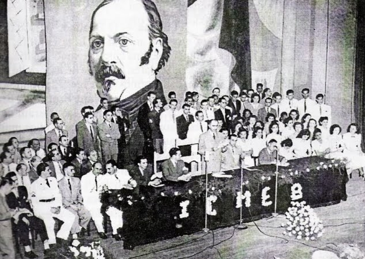 Kardec também criou instrumentos para acompanhar e divulgar o desenvolvimento do movimento. Em janeiro de 1858, fundou a “Revista Espírita”, publicação dedicada ao estudo e à discussão de fenômenos, conceitos e relatos relacionados ao espiritismo. No mesmo ano, em abril, participou da criação da Sociedade Parisiense de Estudos Espíritas. A revista continuou sob sua direção até 1869 e se tornou um importante registro do período de formação e expansão da doutrina.
