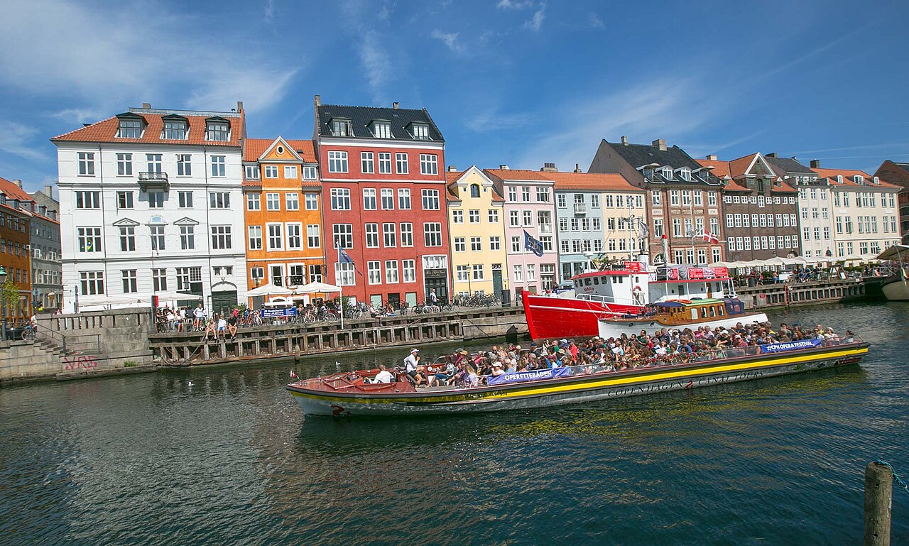 Localizado em Copenhague, capital da Dinamarca, o canal de Nyhavn é um dos cenários mais fotografados do país. Suas construções coloridas, embarcações históricas e restaurantes à beira da água formam uma paisagem encantadora, que atrai visitantes de todo o mundo. -  (crédito: JD Lasica  wikimedia commons )