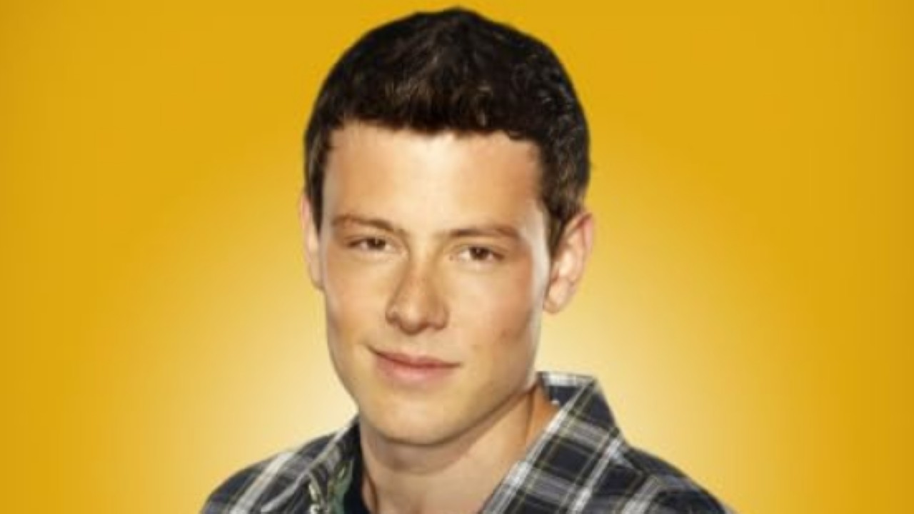 A morte de Naya não foi a única tragédia envolvendo o elenco da série original. Cory Monteith, que interpretou Finn Hudson, morreu em 2013, aos 31 anos, em decorrência de uma overdose acidental. Em 2018, Mark Salling, intérprete de Puck, se suicidou aos 35 anos. No fim de 2017, o ator havia se declarado culpado de posse de material de abuso sexual infantil.
