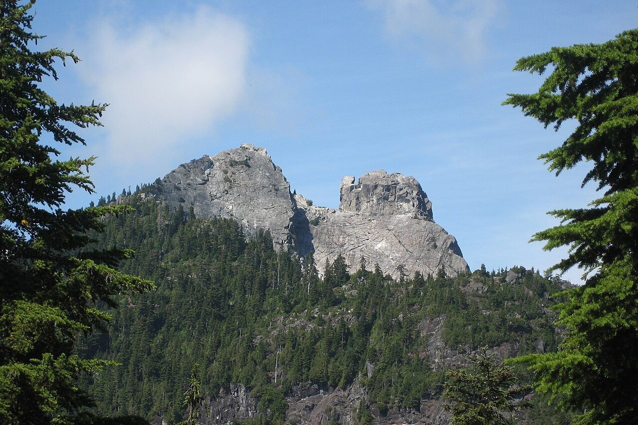 A montanha fica nas proximidades do parque regional Lynn Headwaters e pode ser vista de diferentes pontos da região metropolitana de Vancouver. Além da beleza natural, o local atrai praticantes de caminhadas, escalada e montanhismo, embora a subida exija preparo físico e experiência em trilhas difíceis.