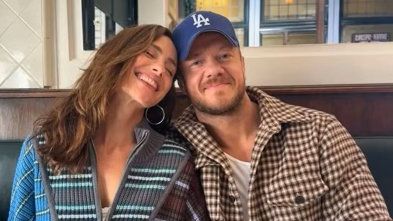 O cantor Dan Reynolds e a atriz Minka Kelly terminaram o relacionamento após quatro anos de namoro, segundo informações divulgadas pela imprensa americana em 7 de outubro de 2026. Uma fonte próxima ao casal disse à publicação que a separação aconteceu recentemente. Nenhum dos dois comentou publicamente o motivo do término. 
 -  (crédito: Reprodução / Instagram)