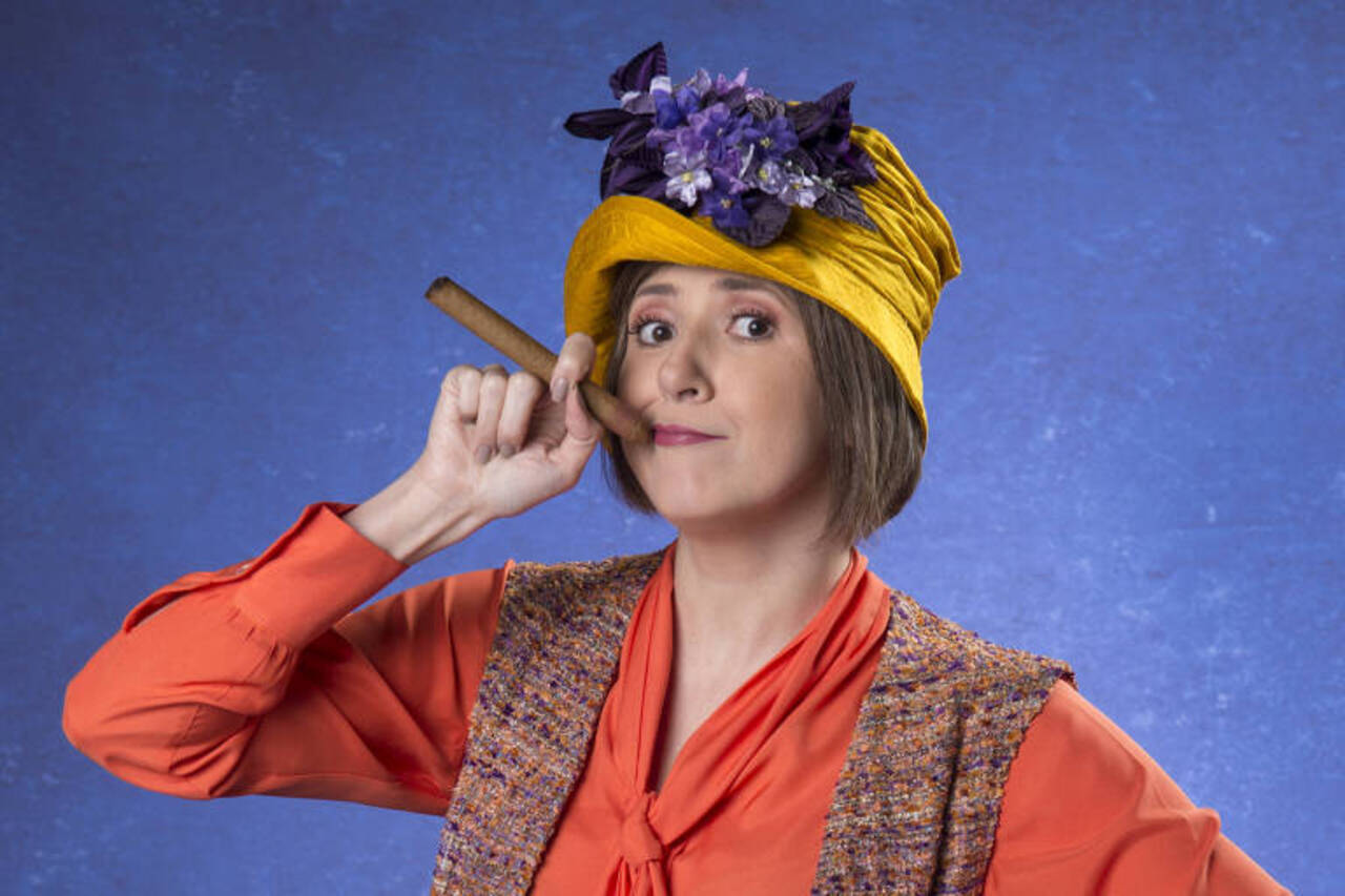 Em 2015, Dani Calabresa foi contratada pela TV Globo e passou a integrar o elenco do programa “Zorra”, que renovou a linguagem do humorístico com esquetes de curta duração. No mesmo período, participou da nova versão de “Escolinha do Professor Raimundo”, interpretando Dona Catifunda, personagem originalmente associada à atriz Zilda Cardoso. A atuação ampliou sua presença na televisão aberta e demonstrou sua capacidade de transitar entre diferentes formatos de comédia. A partir daí, também partic