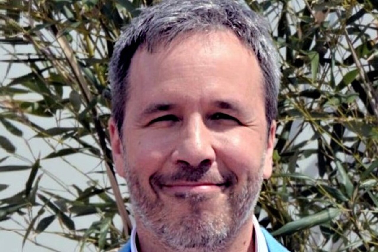 O diretor também destacou sua ligação pessoal com a franquia, já que algumas de suas primeiras lembranças do cinema estão relacionadas a “007”. Villeneuve assistia aos filmes do espião ao lado do pai, começando pelas produções protagonizadas por Sean Connery, que marcou as primeiras décadas da série.
