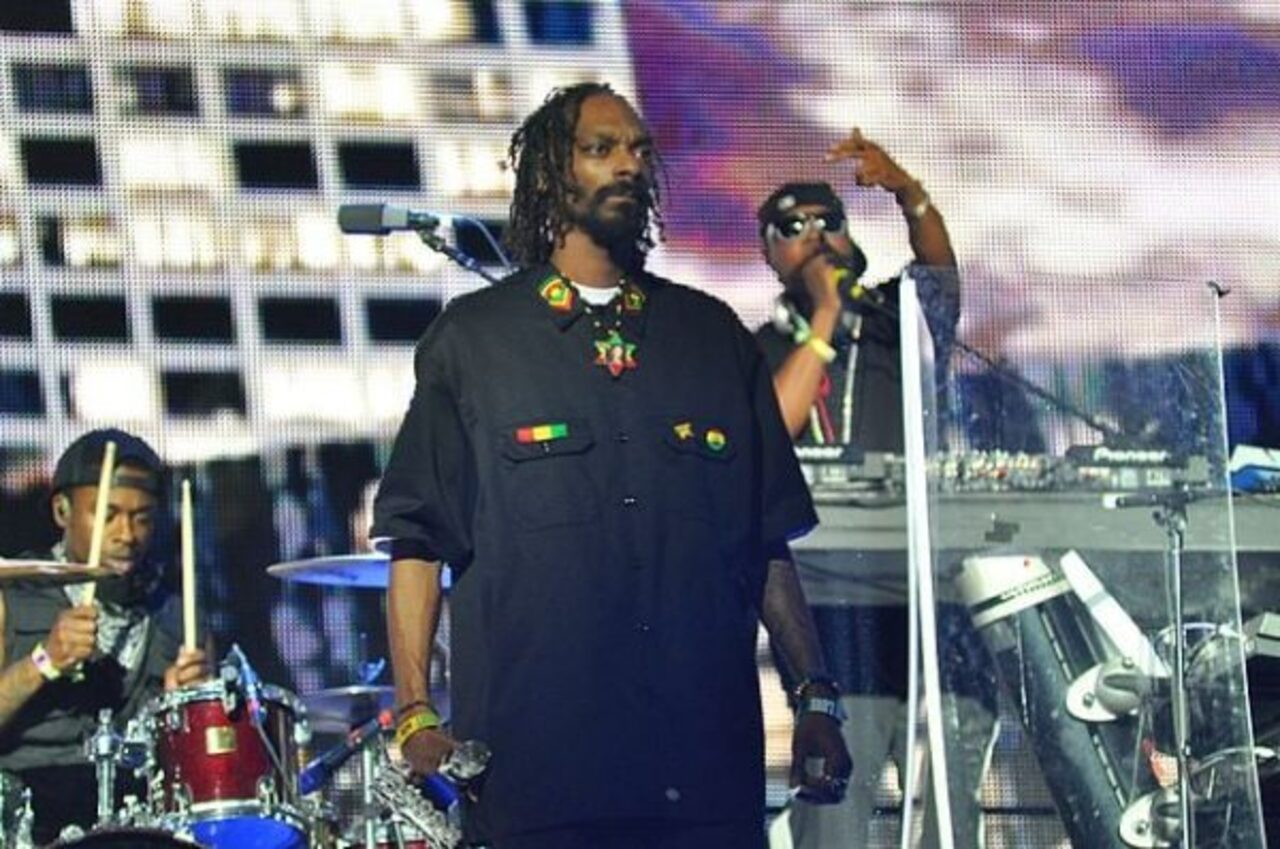A parceria ganhou ainda mais projeção com “The Chronic”, álbum de estreia de Dr. Dre, lançado em 1992. Snoop participou de diversas faixas do disco, que ajudou a popularizar o G-funk, vertente do hip-hop caracterizada por linhas de baixo marcantes, sintetizadores e influências do funk. O desempenho chamou a atenção do público e da indústria fonográfica, abrindo caminho para o primeiro álbum solo do rapper. Contratado pela gravadora Death Row Records, ele se tornou uma das principais apostas do s