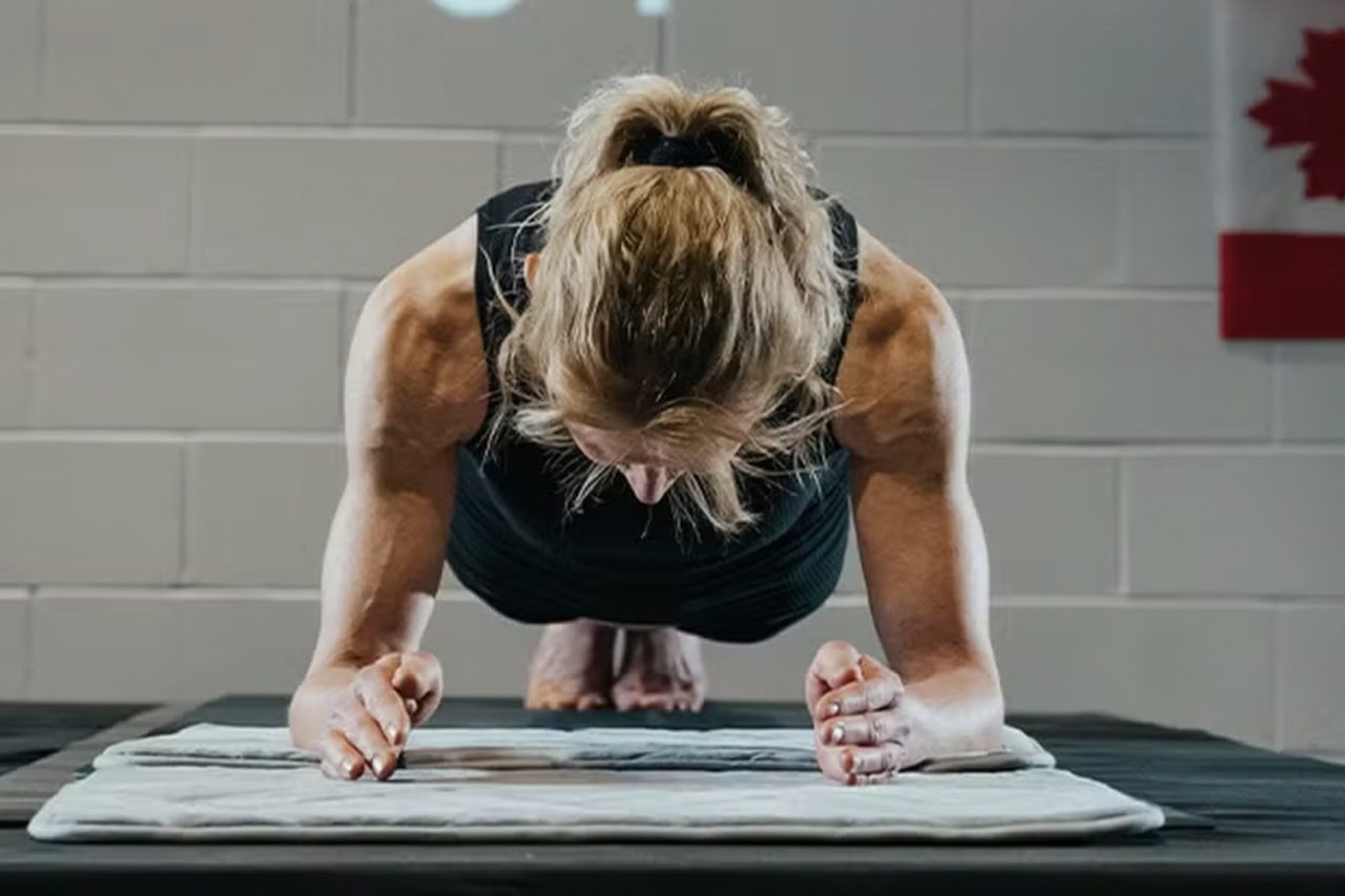A relação de Wilde com o a prancha abdominal começou há cerca de 12 anos, após uma lesão no pulso comprometer atividades físicas que faziam parte de sua rotina, como a corrida e o levantamento de peso. Ao perceber que a prática não agravava o problema, ela passou a praticá-la com frequência e aumentou gradualmente o tempo de permanência na posição.