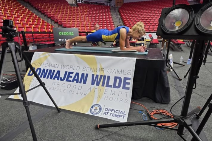 Donna Jean Wilde, atleta de 61 anos supera marca pessoal e bate próprio recorde mundial ao ficar 5 horas em posição de prancha – Reprodução @worldseniorgame