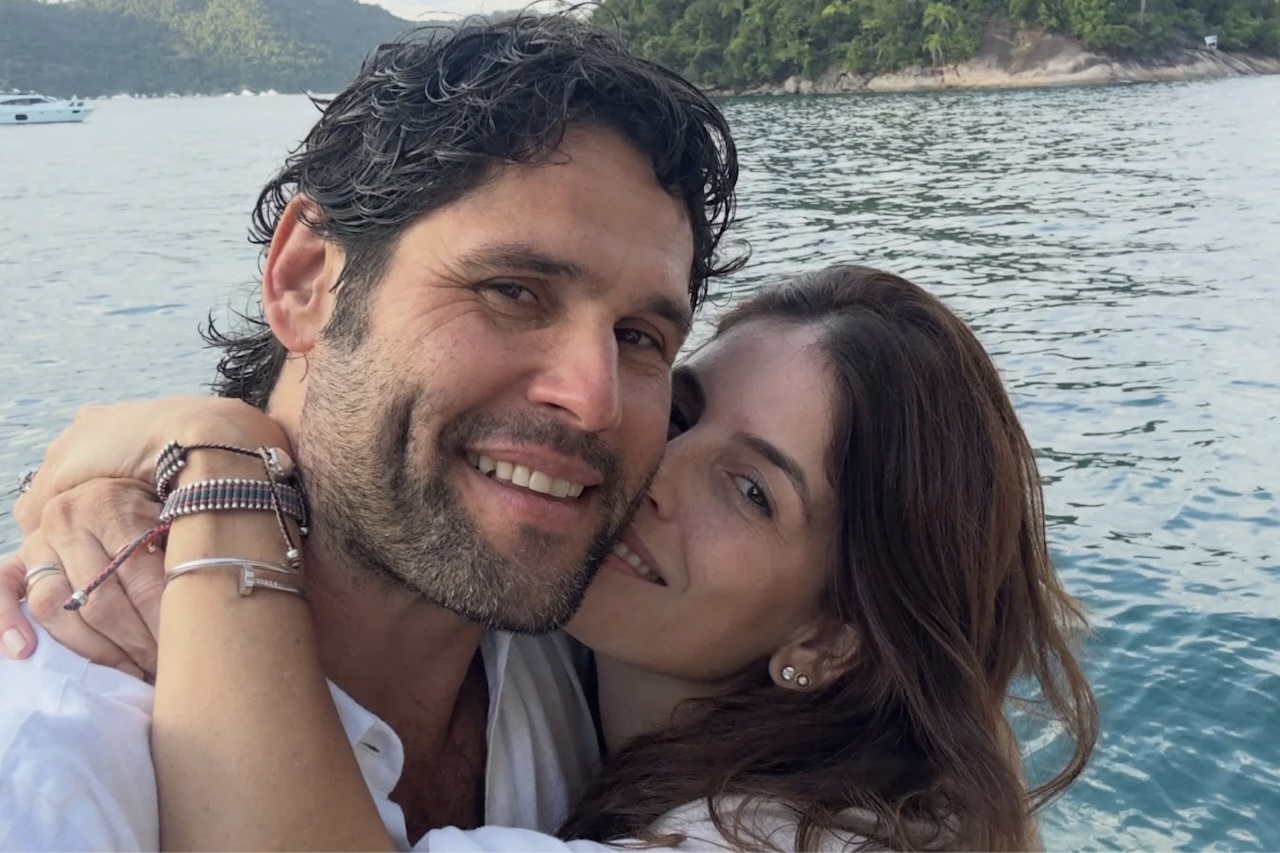 O ator e baterista Dudu Azevedo celebrou a reconciliação com a esposa, Fernanda Mader, após passarem cinco anos separados. O casal, que se conheceu em 2015 e oficializou a união em 2016, confirmou a retomada do relacionamento durante o Carnaval de 2026, em Salvador. -  (crédito: Reprodução/Instagram)