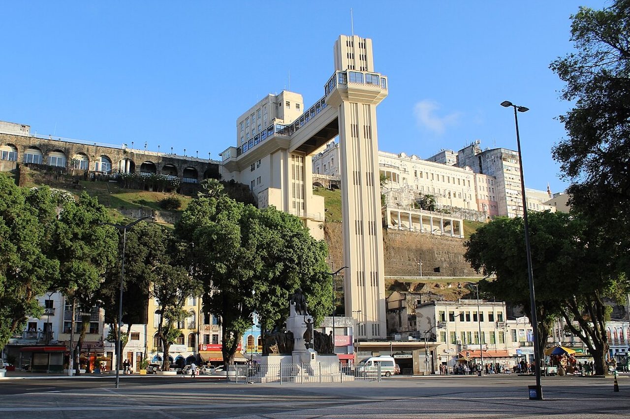 A estrutura também costuma ser comparada ao Elevador Lacerda, em Salvador, inaugurado em 1873 e responsável por conectar a Cidade Alta à Cidade Baixa. Apesar da diferença de tamanho e finalidade, ambos demonstram como a engenharia pode superar obstáculos geográficos e transformar a mobilidade.