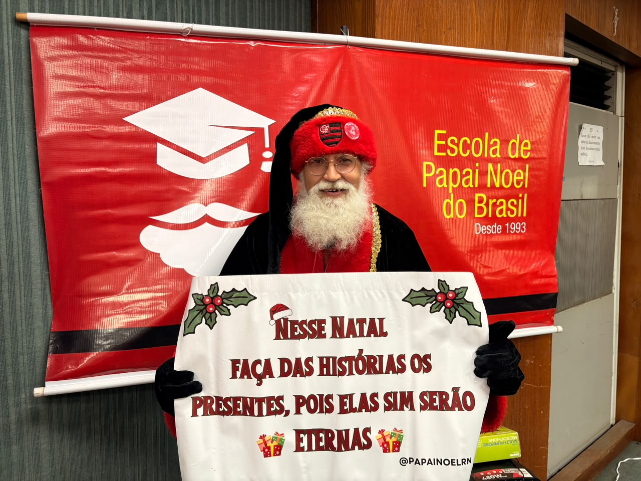 O curso oferece aulas de interpretação, improvisação, música, maquiagem, figurino, expressão corporal e cuidados com a barba. A escola também oferece aulas de Libras para ajudar os profissionais a se comunicarem com pessoas surdas. Em 2025, o conteúdo foi ampliado para incluir orientações sobre acessibilidade e formas de acolher pessoas neurodivergentes.
