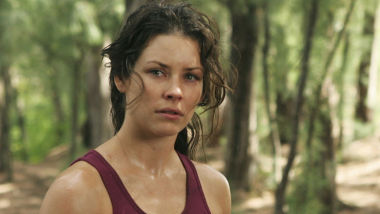 Após estudar atuação, Lilly fez pequenas participações em séries como “Smallville” e “Kingdom Hospital”, até conquistar fama mundial como Kate Austen em “Lost”. Exibida entre 2004 e 2010, a produção teve seis temporadas e rendeu à atriz uma indicação ao Globo de Ouro.
