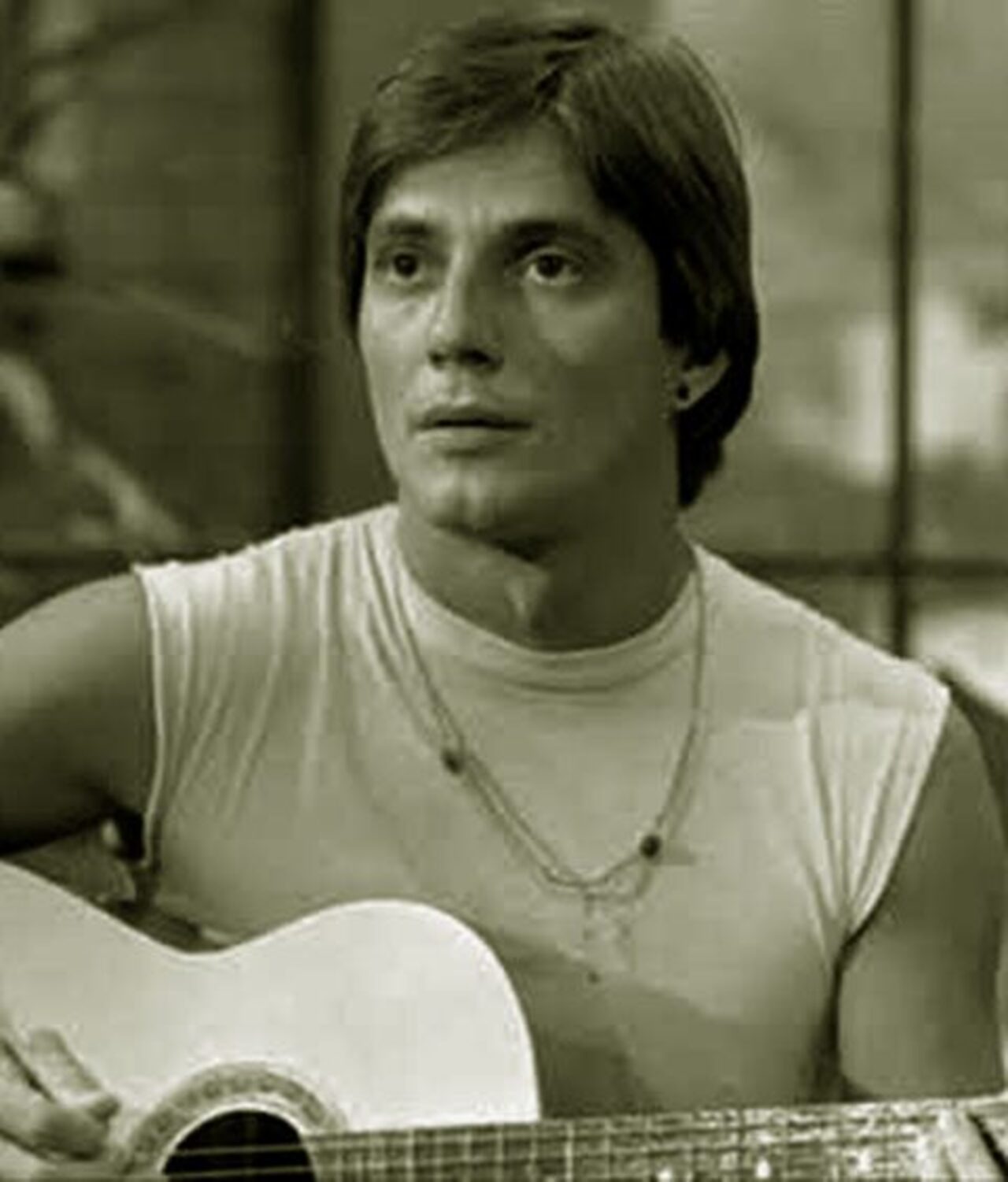 Fábio Corrêa Ayrosa Galvão, conhecido como Fábio Jr., nasceu em São Paulo em 1953. Embora tenha feito trabalhos em novelas e filmes, a música sempre ocupou o centro de sua trajetória artística O interesse surgiu ainda na infância e ganhou forma profissional entre o fim dos anos 1960 e o começo da década de 1970. Ao longo de cinco décadas, o cantor construiu uma das carreiras mais associadas ao romantismo na música brasileira, com sucessos que atravessaram diferentes gerações. Entre as canções ma