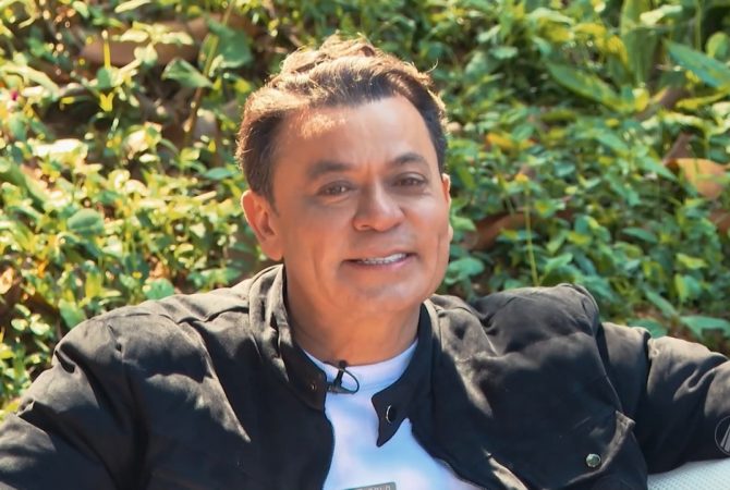 Frank Aguiar tem sítio com piscina e vista para represa no interior de SP