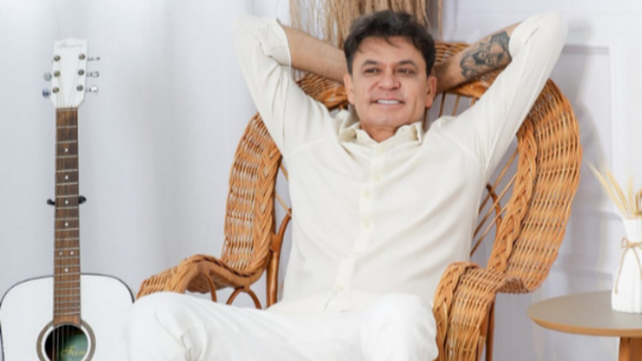 Frank Aguiar tem um sítio no interior de São Paulo que serve como refúgio para ele e a família. Cercada por árvores e localizada às margens de uma represa, a propriedade oferece um ambiente tranquilo, ideal para descansar e se afastar da intensa rotina de trabalho do cantor.
 -  (crédito: Divulgação)