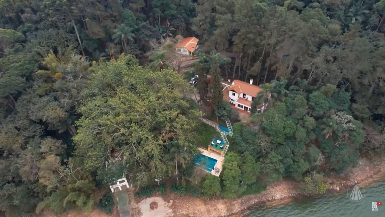 A casa foi construída na parte mais alta de um terreno em declive e tem diferentes níveis, que favorecem a vista da paisagem ao redor. A construção acompanha as características naturais do terreno, enquanto a vegetação ao redor garante privacidade aos moradores e mantém o contato com a natureza. 
