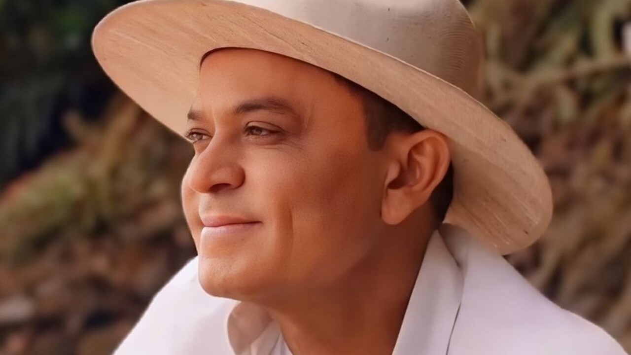 Frank Aguiar começou a se destacar na década de 1990, quando passou a ser conhecido pelo apelido de “Cãozinho dos Teclados”, em referência ao instrumento que é primordial em suas apresentações. Entre os principais sucessos de sua carreira estão “Morango do Nordeste”, “Casado Também Namora”, “Mulher Madura” e “Moto Táxi”.