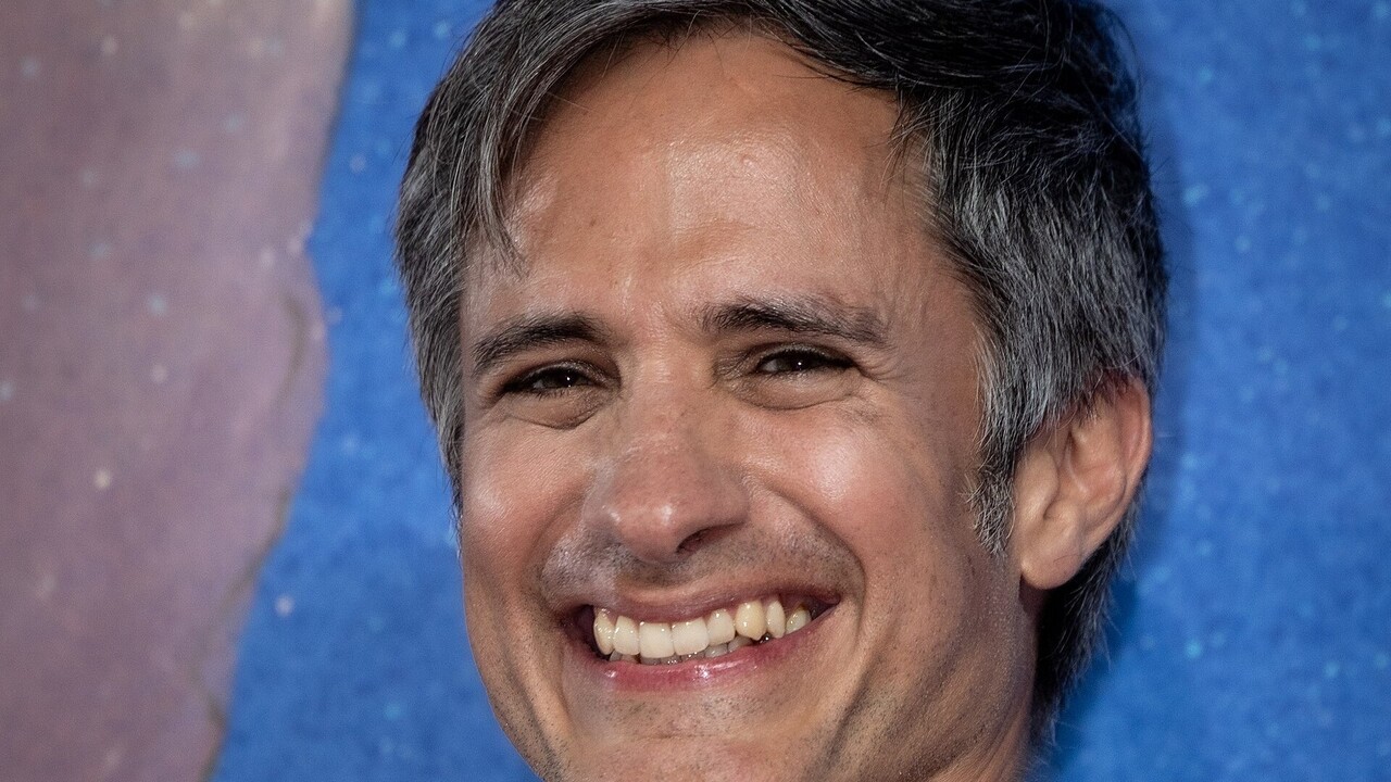 O ator e diretor mexicano Gael García Bernal apresentou no Festival de Veneza, em setembro de 2026, o filme 'Hombre al Agua', que dirige e protagoniza. A produção terá pré-estreias no Brasil durante a Mostra Internacional de Cinema de São Paulo, realizada de 15 a 29 de outubro.
 -  (crédito: Harald Krichel / WikiPortraits)