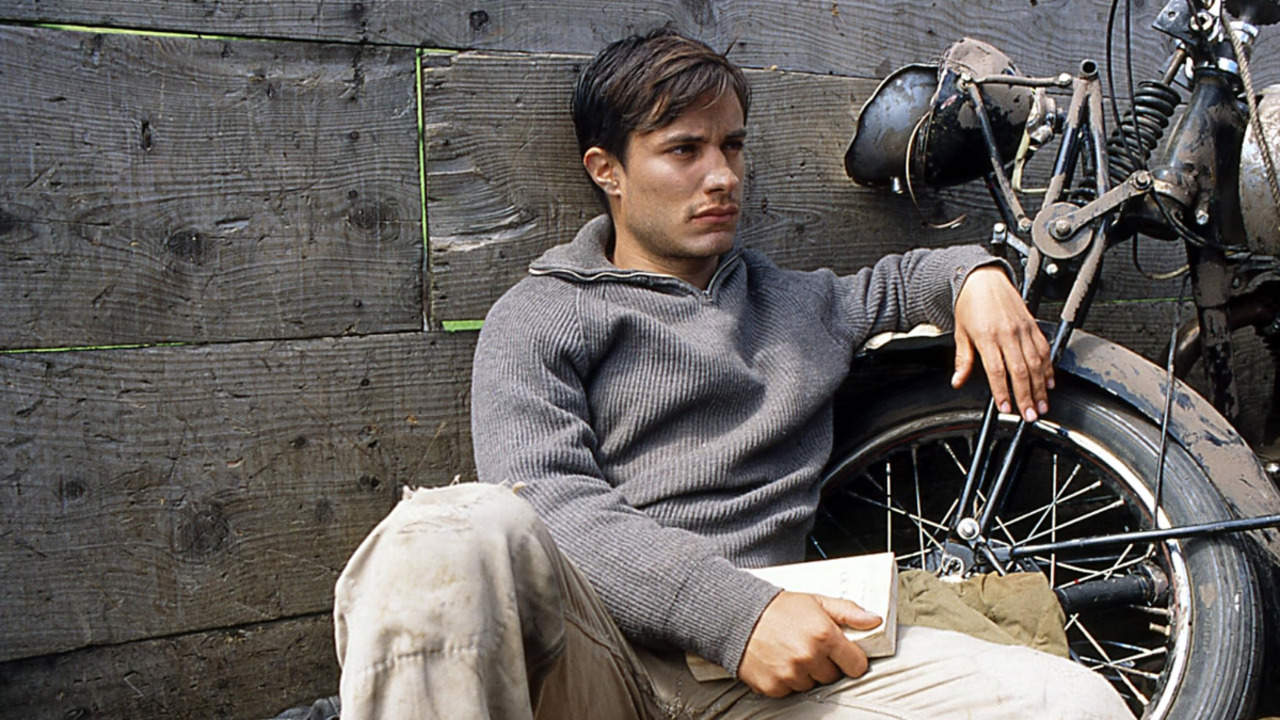 Gael García Bernal nasceu em Guadalajara, no México, em 30 de novembro de 1978, e começou a carreira no cinema no fim dos anos 1990. Entre seus papéis mais marcantes está o de Ernesto Guevara, conhecido como Che, em 